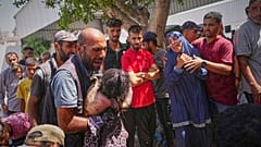 رد فعل فلسطيني وهو ينظر إلى جثة قريب شاب قتل مع آخرين في غارة إسرائيلية استهدفت مدرسة في شمال قطاع غزة ، في مستشفى الشفاء في مدينة غزة ، الجمعة 27 يونيو / حزيران 2025.