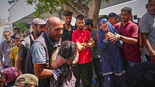 رد فعل فلسطيني وهو ينظر إلى جثة قريب شاب قتل مع آخرين في غارة إسرائيلية استهدفت مدرسة في شمال قطاع غزة ، في مستشفى الشفاء في مدينة غزة ، الجمعة 27 يونيو / حزيران 2025.