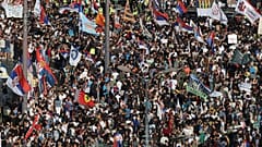 Menschen nehmen an einer großen Anti-Regierungs-Kundgebung teil, um ihrer Forderung nach vorgezogenen Wahlen Nach fast acht Monaten fast täglicher Anti-Korruptions-Demonstrationen