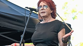 Hernádi Judit Jászai Mari-díjas színművész beszédet mond a Budapest Büszkeség rendezvényen, 2025. június 28. 