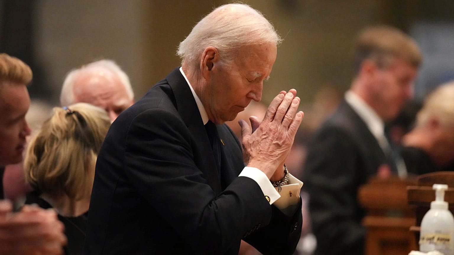 L'ex presidente degli Stati Uniti Joe Biden si inginocchia in preghiera durante i funerali di Mark e Melissa Hortman presso la Basilica di Santa Maria a Minneapolis, Minnesota, sabato 28 giugno 20