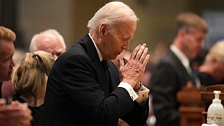 L'ex presidente degli Stati Uniti Joe Biden si inginocchia in preghiera durante i funerali di Mark e Melissa Hortman presso la Basilica di Santa Maria a Minneapolis, Minnesota, sabato 28 giugno 20