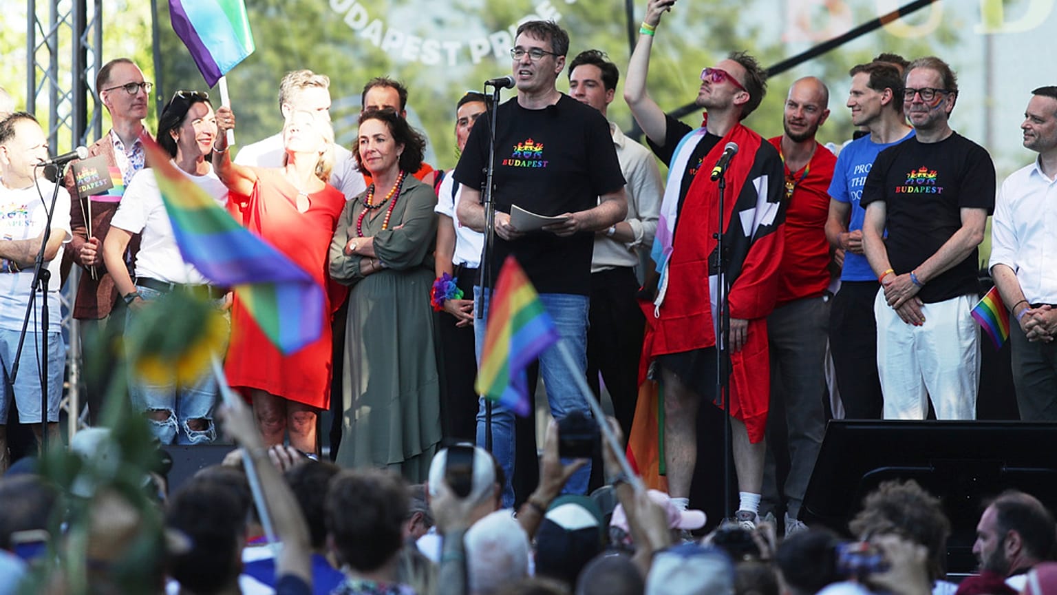 Karácsony Gergely, Budapest főpolgármestere (középen) beszédet mond a Pride felvonulás résztvevőinek Budapesten, Magyarországon, 2025. június 28-án