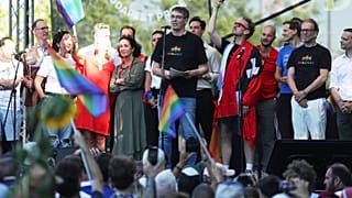 Karácsony Gergely, Budapest főpolgármestere (középen) beszédet mond a Pride felvonulás résztvevőinek Budapesten, Magyarországon, 2025. június 28-án