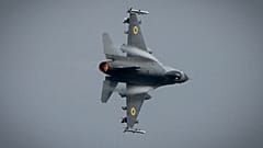 Ein F-16-Kampfflugzeug der ukrainischen Luftwaffe fliegt am Sonntag, 4. August 2024, an einem ungenannten Ort in der Ukraine. 