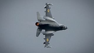 Ein F-16-Kampfflugzeug der ukrainischen Luftwaffe fliegt am Sonntag, 4. August 2024, an einem ungenannten Ort in der Ukraine.