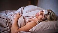 مريضة نائمة أثناء خضوعها لدراسة النوم باستخدام حل تخطيط النوم المنزلي من Onera Health.