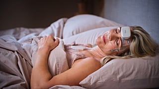 مريضة نائمة أثناء خضوعها لدراسة النوم باستخدام حل تخطيط النوم المنزلي من Onera Health.