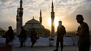 مقاتلو طالبان يقفون حراسًا على تل نادر خان في كابول، أفغانستان، الثلاثاء، 10 يونيو/حزيران 2025.  