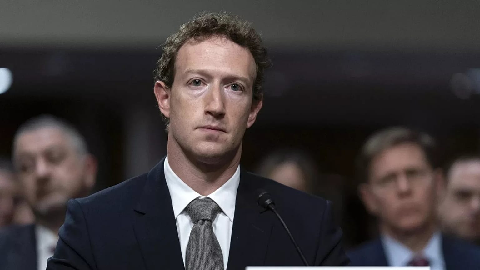 Mark Zuckerberg, ABD Kongresi'nde düzenlenen çocuk güvenliği oturumunda ifade veriyor.