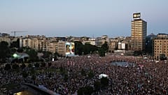 Menschen nehmen an einer großen Anti-Regierungs-Kundgebung in Belgrad, Serbien, am Samstag, 28. Juni 2025, teil.
