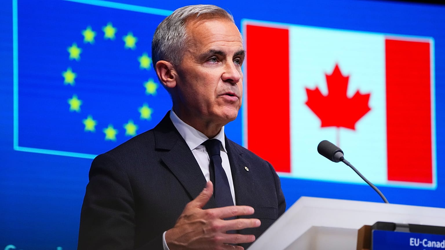 El primer ministro canadiense, Mark Carney, participa en una rueda de prensa durante la Cumbre Canadá-UE en Bruselas, el lunes 23 de junio de 2025. 