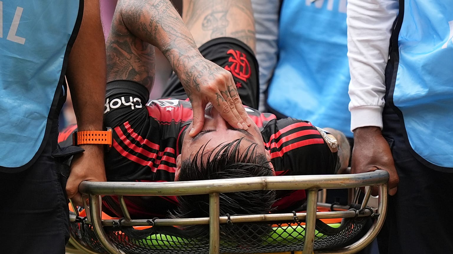Erick Pulgar est transporté sur une civière durant le huitième de finale de la Coupe du monde des clubs entre le CR Flamengo et le Bayern Munich à Miami, le 29 juin 2025