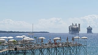 Канны запрещают заходить в гавань большим круизным лайнерам. 