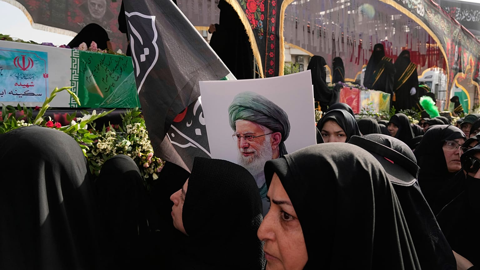 مشيعون يحمل أحدهم صورة للمرشد الأعلى آية الله علي خامن��ي، في طهران، إيران، السبت 28 يونيو 2025.