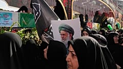 مشيعون يحمل أحدهم صورة للمرشد الأعلى آية الله علي خامن��ي، في طهران، إيران، السبت 28 يونيو 2025.