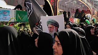 مشيعون يحمل أحدهم صورة للمرشد الأعلى آية الله علي خامن��ي، في طهران، إيران، السبت 28 يونيو 2025.