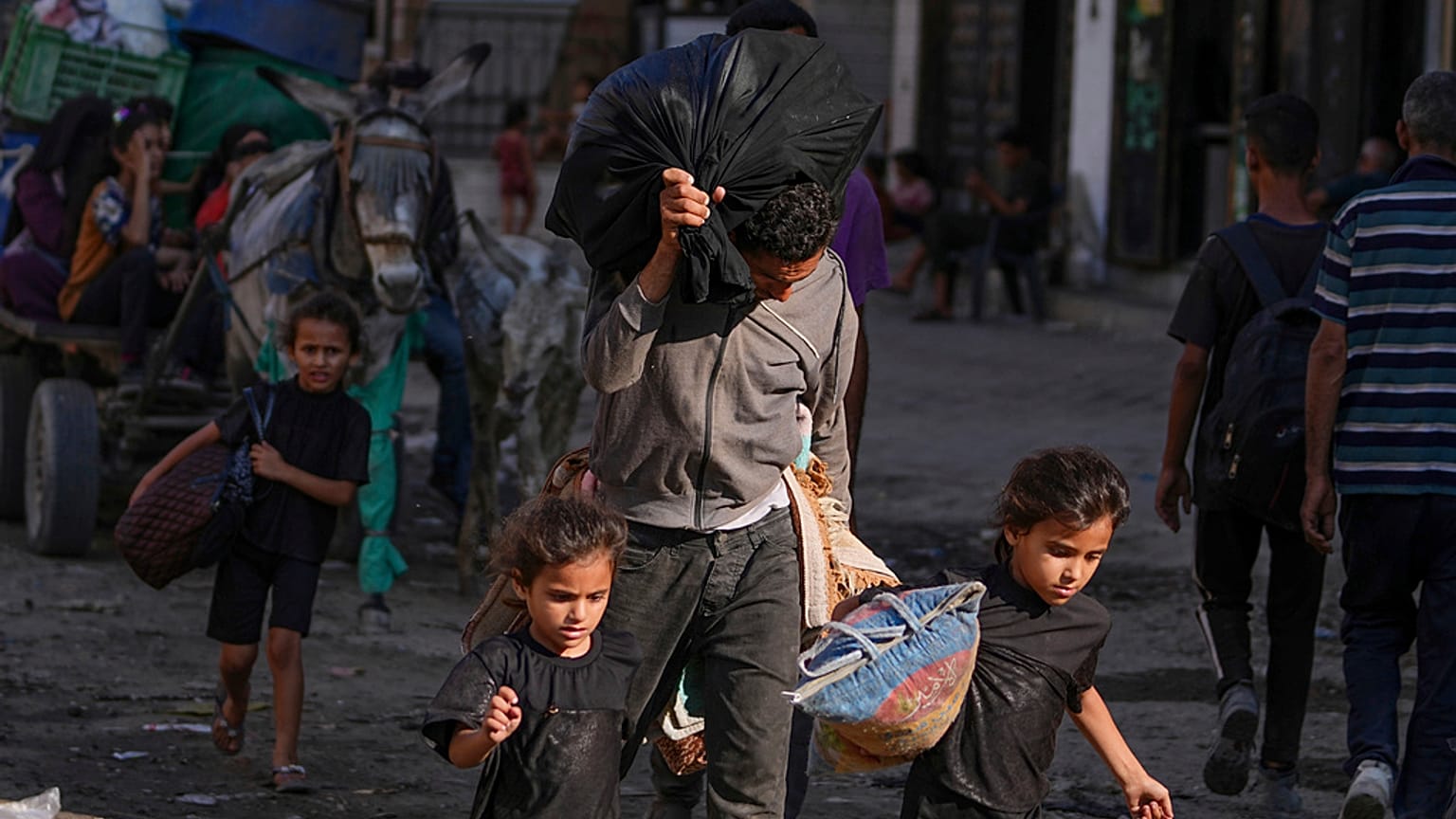 نازحون فلسطينيون يفرون من جباليا بعد أن أصدر الجيش الإسرائيلي أوامر إخلاء في مدينة غزة، 29 يونيو 2025