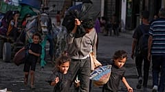 نازحون فلسطينيون يفرون من جباليا بعد أن أصدر الجيش الإسرائيلي أوامر إخلاء في مدينة غزة، 29 يونيو 2025