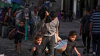 نازحون فلسطينيون يفرون من جباليا بعد أن أصدر الجيش الإسرائيلي أوامر إخلاء في مدينة غزة، 29 يونيو 2025