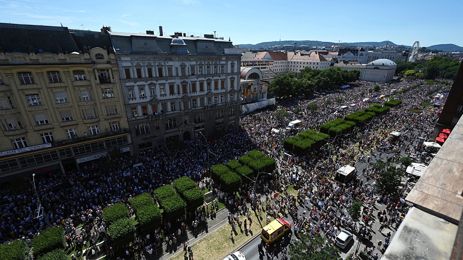 Los participantes se reúnen durante la marcha del Orgullo en Budapest, Hungría