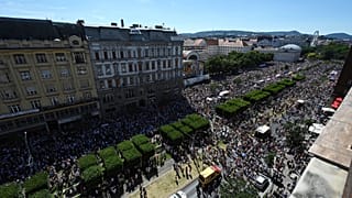 Los participantes se reúnen durante la marcha del Orgullo en Budapest, Hungría