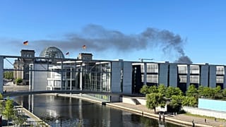 Die schwarzen Rauchschwaden waren auch über dem Bundestag zu sehen