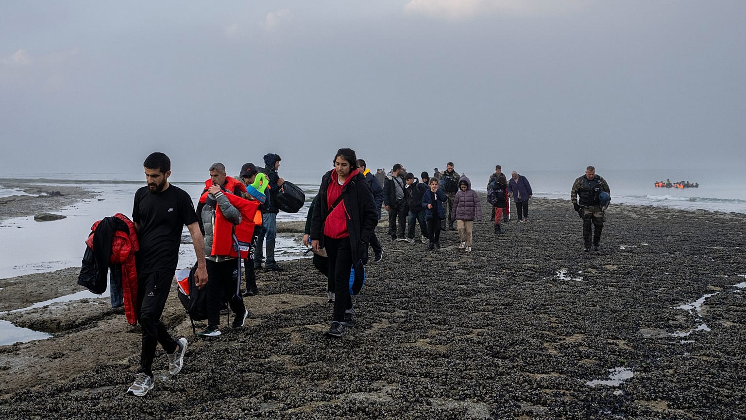 Um grupo de migrantes curdos do Irão e do Iraque que falharam na sua tentativa de chegar ao Reino Unido de barco (maio de 2024)