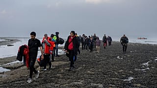 Iráni és iraki kurd menekültek csoportja, akiknek nem sikerült hajóval eljutni az Egyesült Királyságba - 2024 májusa