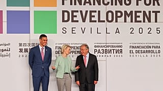 رئيس وزراء إسبانيا بيدرو سانشيز ، ورئيسة المفوضية الأوروبية أورسولا فون دير لاين ، والأمين العام للأمم المتحدة أنطونيو غوتيريش، إشبيلية بجنوب إسبانيا،  الاثنين 30 يونيو 2025
