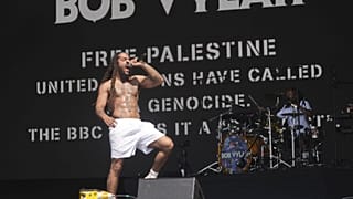 A Bob Vylan énekese a Glastonbury-fesztiválon