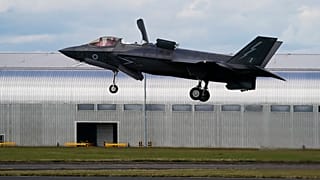 طائرة F-35 تابعة لسلاح الجو الملكي تهبط في معرض فارنبورو الدولي للطيران في فارنبورو، إنجلترا، بتاريخ 22 يوليو 2024.