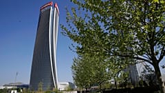 Ein Blick auf den von der Architektin Zaha Hadid entworfenen Wolkenkratzer Generali Tower, Mailand, Italien, 9. April 2019