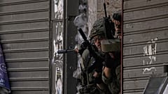 Ισραηλινοί στρατιώτες παίρνουν θέσεις κατά τη διάρκεια στρατιωτικής επιδρομής στην πόλη Ναμπλούς της Δυτικής Όχθης, 19 Ιουνίου 2025.