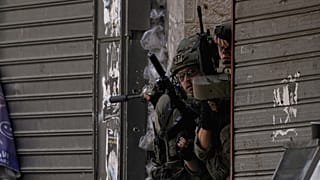 İsrail askerleri Batı Şeria'nın Nablus kentinde bir askeri baskın sırasında mevzi aldı, 19 Haziran, 2025