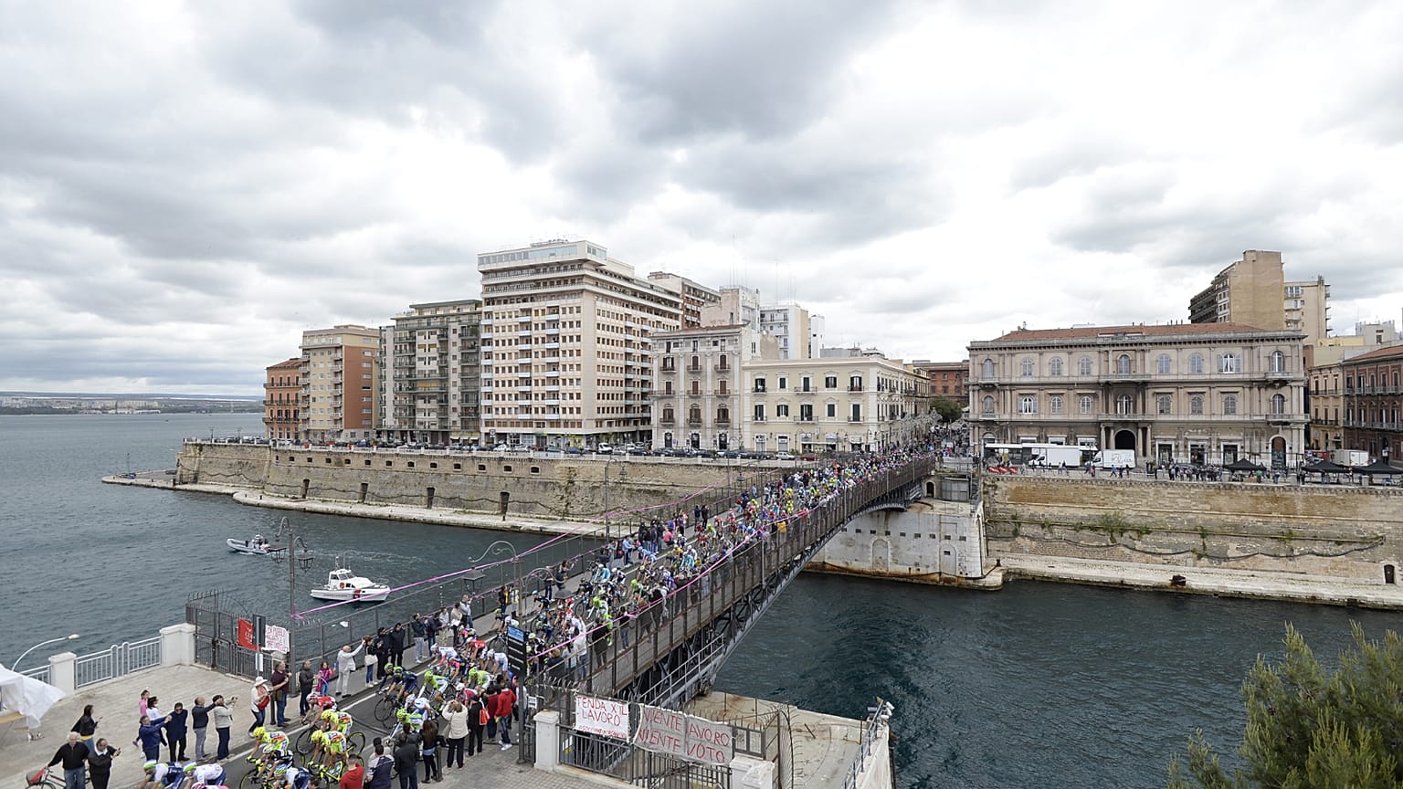 Una veduta della città di Taranto durante il passaggio del Giro d'Italia (14 maggio 2024)