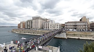 Una veduta della città di Taranto durante il passaggio del Giro d'Italia (14 maggio 2024)