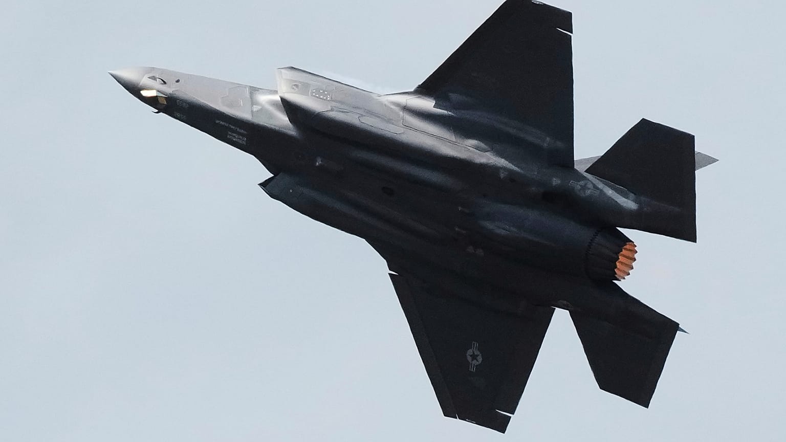 Un F35 Lockheed Martin vola al Paris Air Show, Le Bourget, Parigi, Francia, 17 giugno 2025
