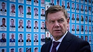 O ministro alemão dos Negócios Estrangeiros, Johann Wadephul, participa numa cerimónia de colocação de flores no Muro da Memória dos Defensores Caídos da Ucrânia, em Kiev, a 30 de junho de 2025