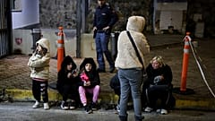 Persone si erano riversate in strada nella zona di Napoli, lo scorso 13 marzo, per una scossa di magnitudo analoga a quella che ha colpito Bacoli lunedì