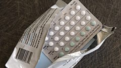 Fotoğrafta bir aylık hormonal doğum kontrol hapı dozu görülüyor.