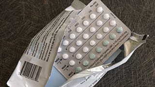 Fotoğrafta bir aylık hormonal doğum kontrol hapı dozu görülüyor.