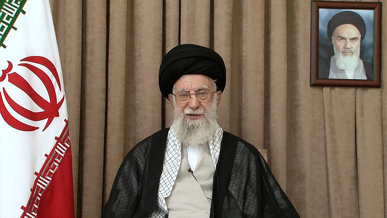 في هذه الصورة التي نُشرت يوم الخميس 26 يونيو 2025، عن الموقع الرسمي لمكتب المرشد الأعلى الإيراني، يتحدث المرشد الأعلى آية الله علي خامنئي في خطاب متلفز