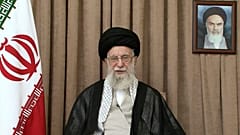 في هذه الصورة التي نُشرت يوم الخميس 26 يونيو 2025، عن الموقع الرسمي لمكتب المرشد الأعلى الإيراني، يتحدث المرشد الأعلى آية الله علي خامنئي في خطاب متلفز