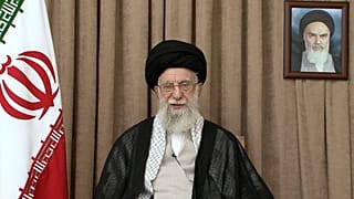 في هذه الصورة التي نُشرت يوم الخميس 26 يونيو 2025، عن الموقع الرسمي لمكتب المرشد الأعلى الإيراني، يتحدث المرشد الأعلى آية الله علي خامنئي في خطاب متلفز