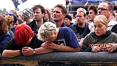 Roskilde Piskoposu Jan Lindhardt tarafından düzenlenen anma töreni sırasında gençler yas tutup dua ettiler, 1 Temmuz 2000