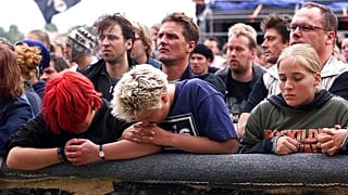 Roskilde Piskoposu Jan Lindhardt tarafından düzenlenen anma töreni sırasında gençler yas tutup dua ettiler, 1 Temmuz 2000