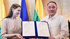 Le secrétaire philippin à la défense Gilberto Teodoro Jr. et le ministre lituanien de la défense nationale Dovilė Šakalienė signent un protocole d'accord à Makati, le 30 juin 2025. 