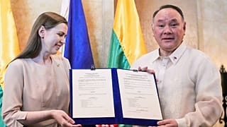 O secretário da Defesa das Filipinas, Gilberto Teodoro Jr., e o ministro da Defesa Nacional da Lituânia, Dovilė Šakalienė, assinam um memorando de entendimento em Makati, a 30 de junho de 2025