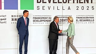 Премьер-министр Испании, Генеральный секретарь ООН и глава Еврокомиссии в первый день четырёхдневного совещания по финансированию развития в Севилье, 30 июня 2025 г.